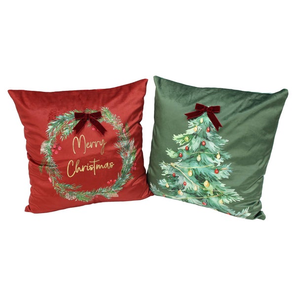 Zwei quadratische Dekokissen mit weihnachtlichen Motiven, eines mit Adventskranz und Schriftzug, eines mit Tannenbaum, samtartige Oberfläche.