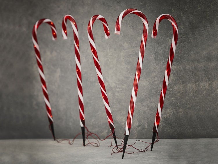 Set aus fünf beleuchteten LED Zuckerstangen als Weihnachtsdekoration für den Außenbereich mit Erdspießen zur einfachen Montage im Garten