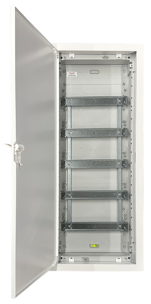 Unterputzverteiler mit geöffneter Tür, fünf Hutschienen für Sicherungsautomaten und integrierter Wasserwaage.