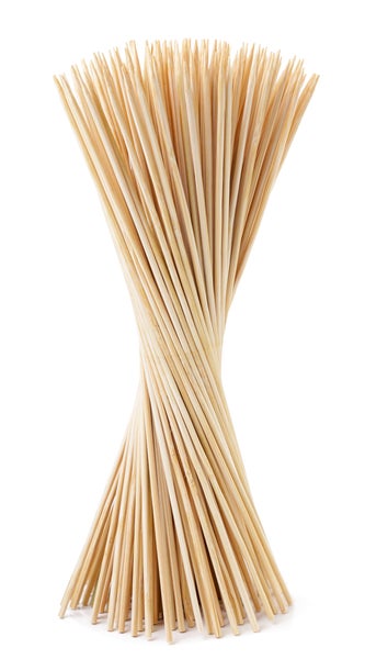 Bündel von Holzspießen für Grillgerichte