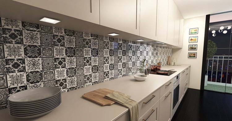 Helle Küche mit gemusterter Rückwand, Küchenutensilien und Blick nach draußen.