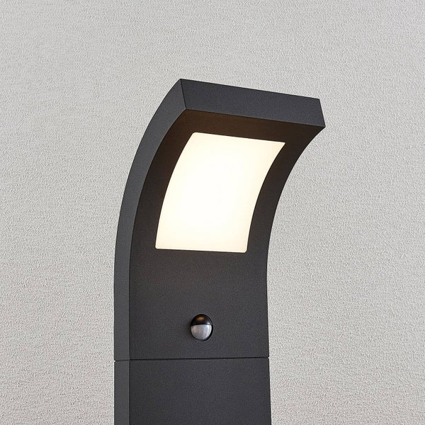 Moderne LED-Außenwandleuchte mit Bewegungsmelder, anthrazit, gebogenes Design.