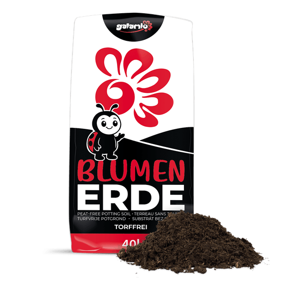 Galamio Logo auf einem 40 Liter Sack torffreier Blumenerde mit einer Probe der dunklen Erde davor.