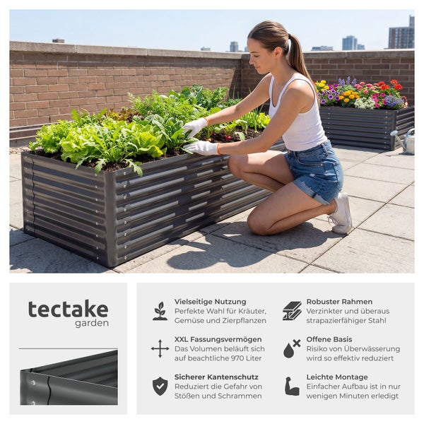 Frau bepflanzt ein dunkelgraues Metall-Hochbeet auf einer Terrasse. Infografik zeigt Merkmale wie XXL-Volumen, Kantenschutz und robuste Bauweise.