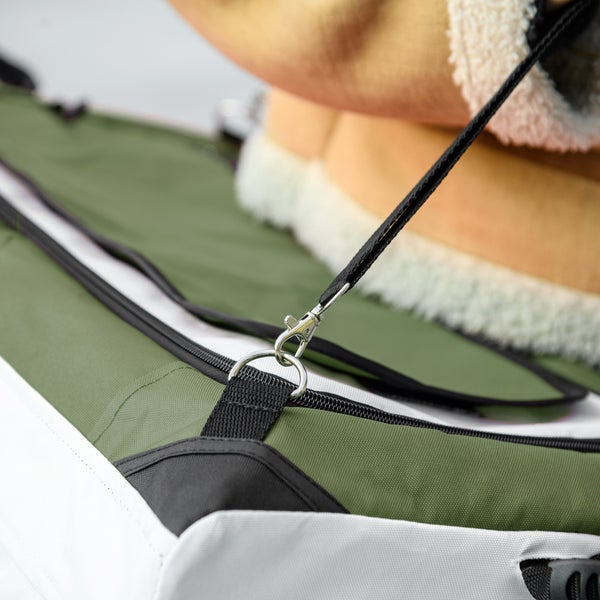 Detailaufnahme einer grünen Tragetasche mit schwarzem Trageriemen