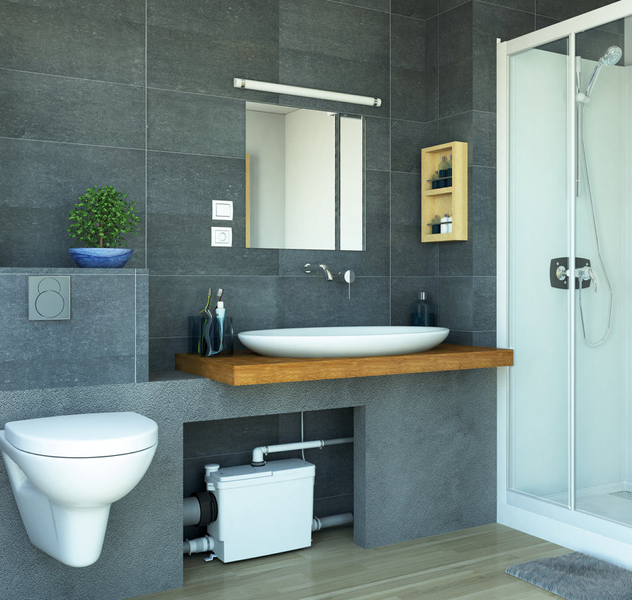 Modernes Badezimmer mit Hänge-WC, Aufsatzwaschbecken auf Holzplatte und sichtbarer Hebeanlage in der Nische unter dem Waschbecken.