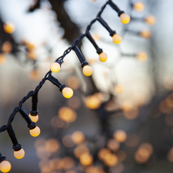 Lichterkette mit kleinen runden Leuchten für den Innen- und Außenbereich