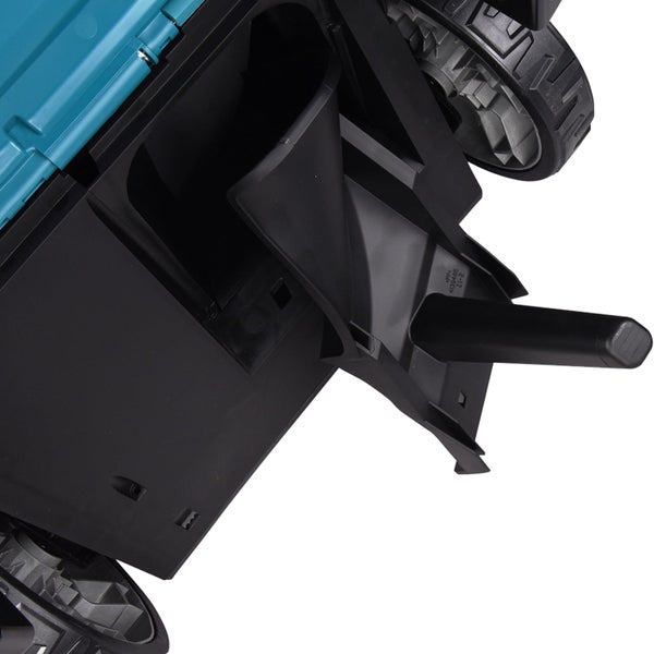 Detailaufnahme der Gehäuseunterseite eines Rasenmähers mit schwarzem Mulcheinsatz und profilierten Kunststoffrädern.