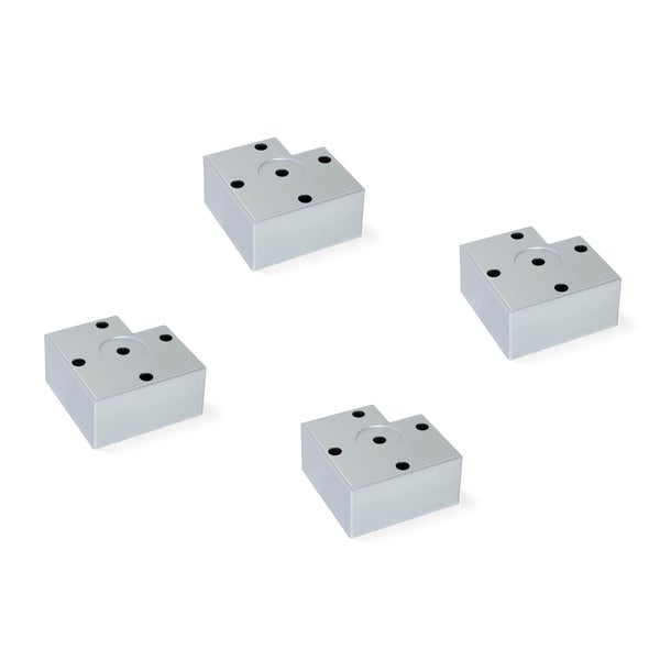 Set mit vier quadratischen Möbelfüßen aus Metall zur Befestigung unter Möbelstücken.