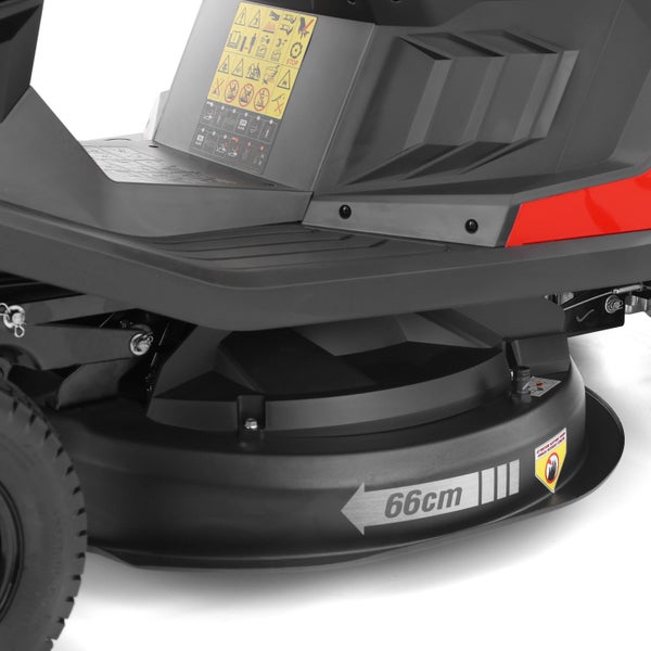 Nahaufnahme Mähwerk eines Aufsitzmähers mit 66 Zentimeter Schnittbreite und Sicherheitssymbolen.