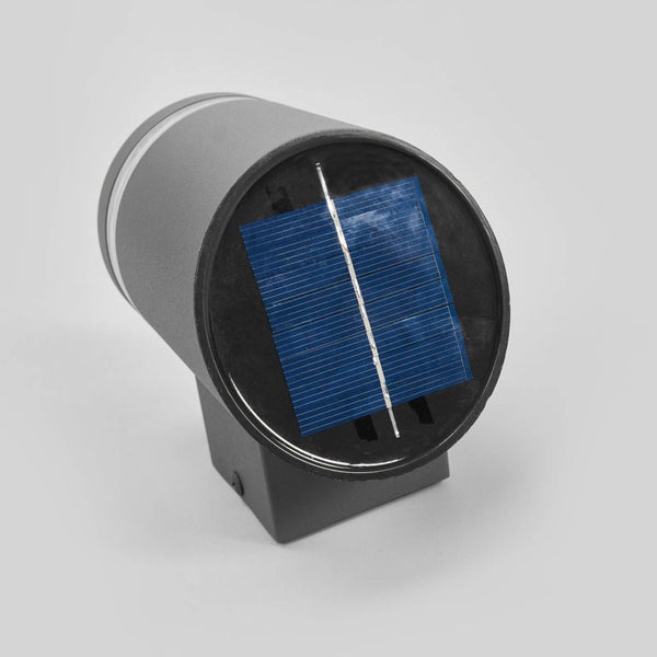 Zylindrische Solar-Außenwandleuchte mit integriertem Solarpanel auf der Oberseite.