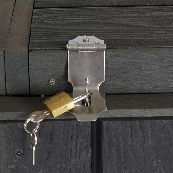 Detailansicht eines Vorhängeschlosses mit Schlüssel an einer Holzkiste