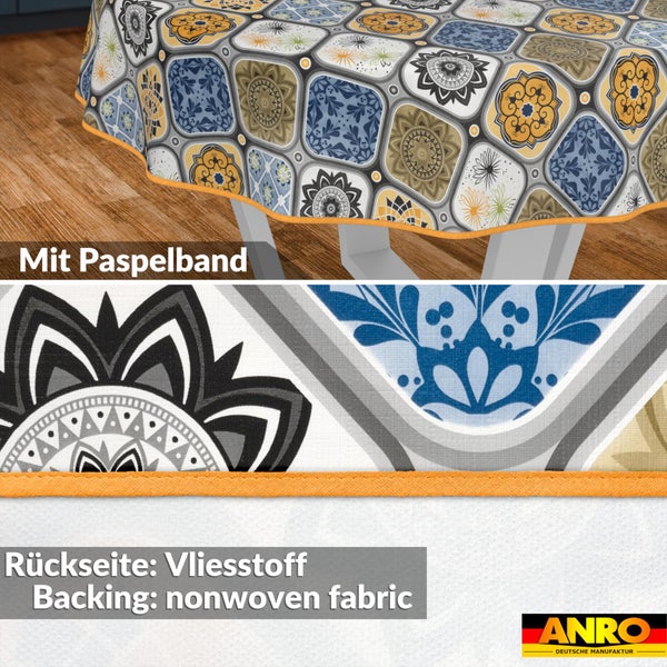 Tischdecke mit Mosaikmuster, Paspelband am Rand und Rückseite aus Vliesstoff. ANRO Logo.