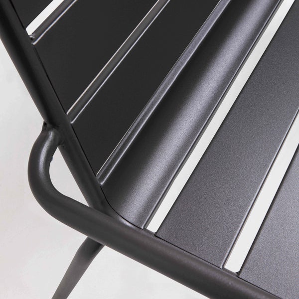 Detailansicht eines Gartenstuhls aus Metall mit horizontalen Lamellen.