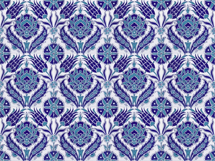 Badezimmer mit Waschbecken, Toilette, Fenster und dekorativen Fliesen