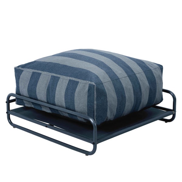Outdoor-Pouf mit Metallgestell und gestreiftem Sitzkissen.