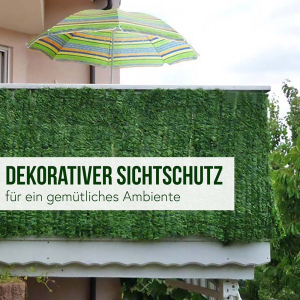 Balkon mit Sichtschutz, Sonnenschirm und Pflanzen für Privatsphäre.