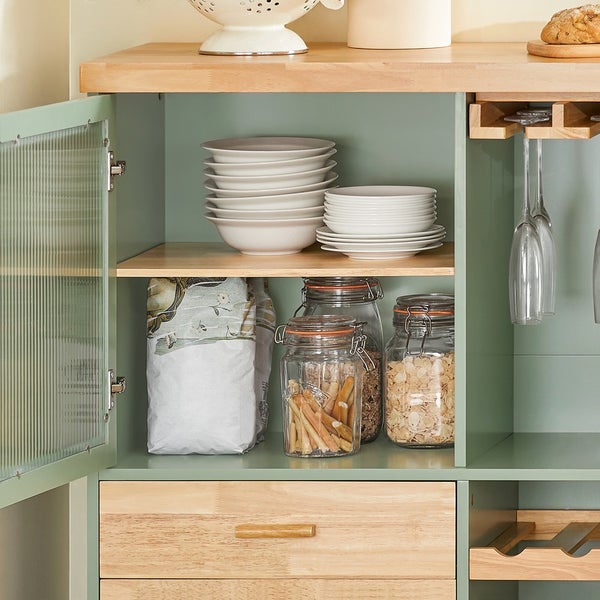 Küchenschrank mit Geschirr, Lebensmitteln und Gläsern