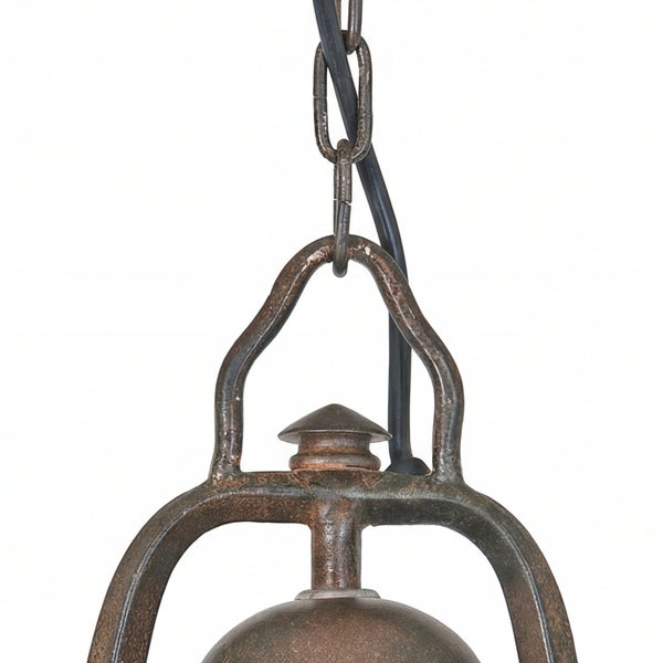 Detailaufnahme einer Pendelleuchte mit Kettenaufhängung