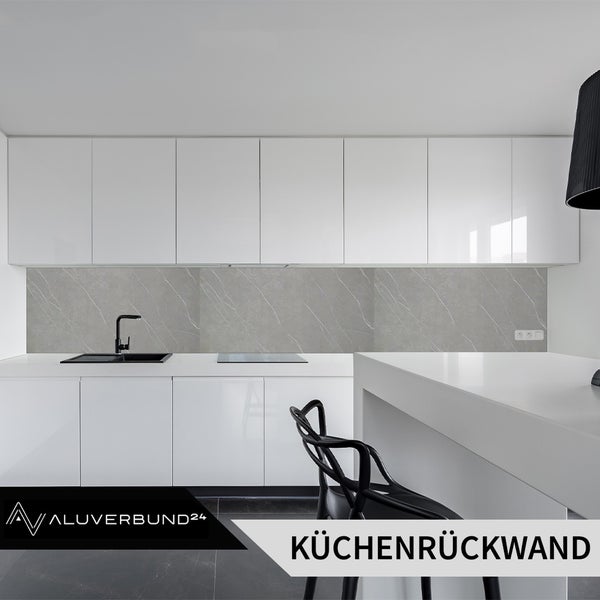 Moderne Küche mit Küchenrückwand im Marmorlook