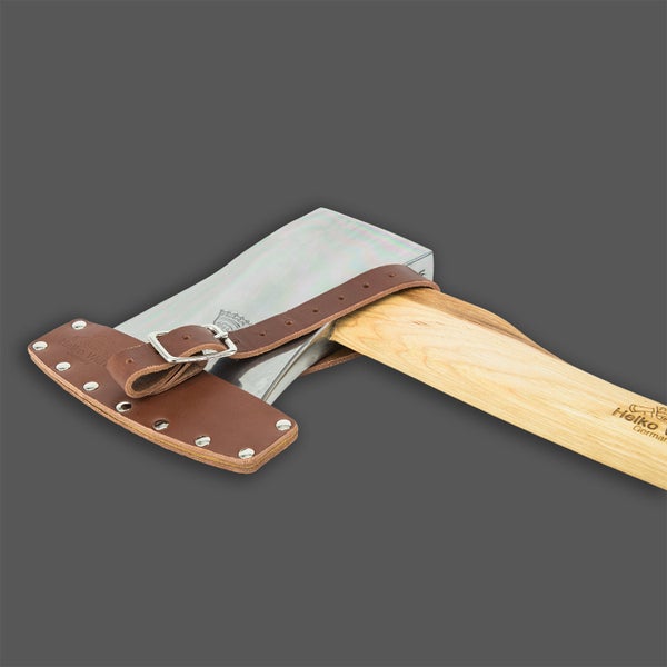 Handbeil mit Metallkopf und Holzstiel, inklusive Lederschneidenschutz mit Schnallenverschluss und Helko Werk Logo