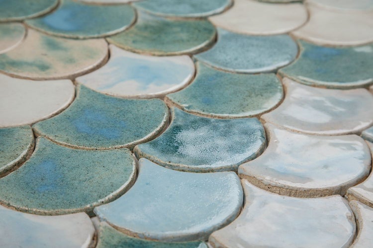 Nahaufnahme von Mosaikfliesen in Fischschuppenform