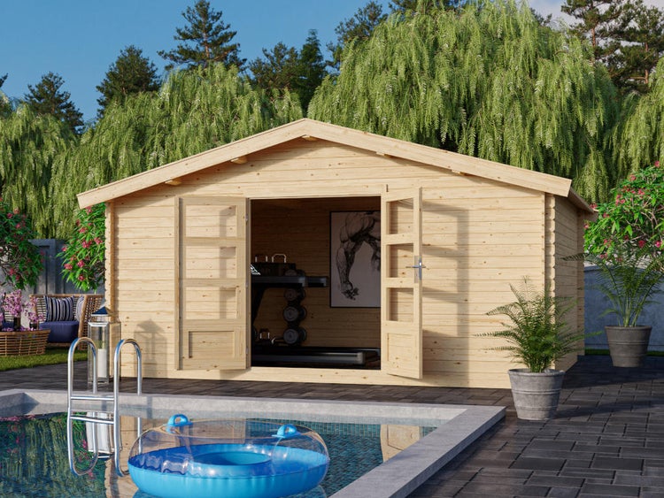Helles Gartenhaus aus Holz mit Satteldach und geöffneter Doppeltür, eingerichtet als Fitnessraum mit Laufband neben einem Pool.