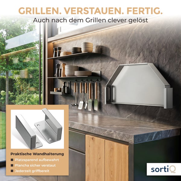 Wandhalterung zur platzsparenden Aufbewahrung einer Plancha in einer modernen Außenküche, SortiQ Logo.
