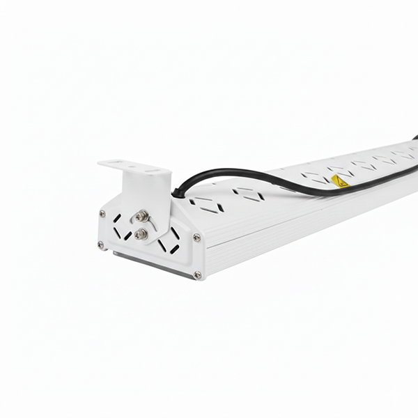 Weiße lineare LED-Leuchte mit verstellbarem Montagewinkel, schwarzem Kabel, Metallgehäuse mit Belüftungsschlitzen und Warnsymbol.