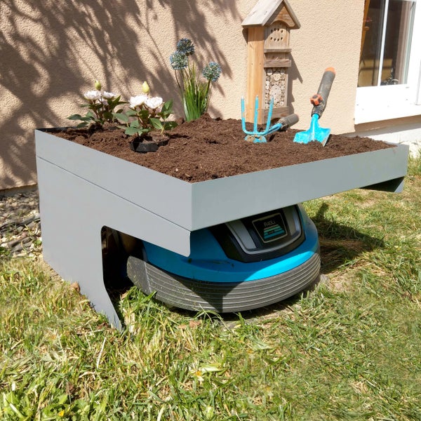 Gardena Mährobotergarage mit Pflanzkasten auf Rasen