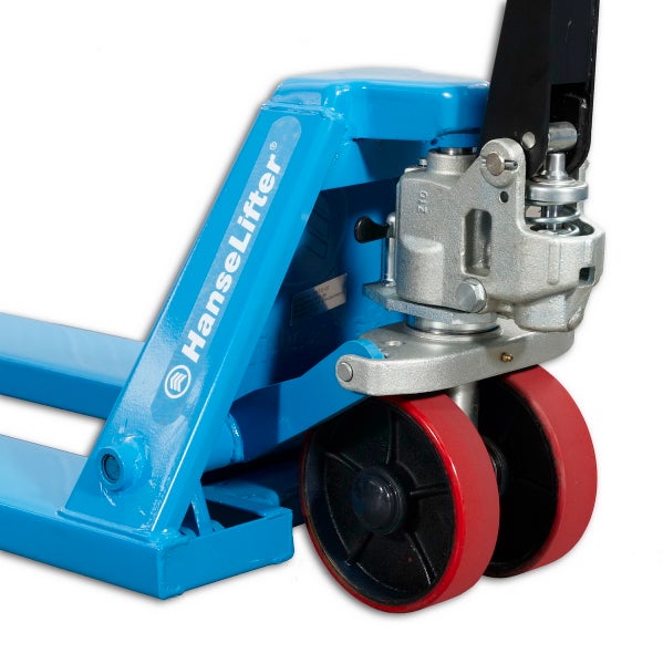 Detailansicht eines blauen Gabelhubwagens von HanseLifter mit roten Rädern