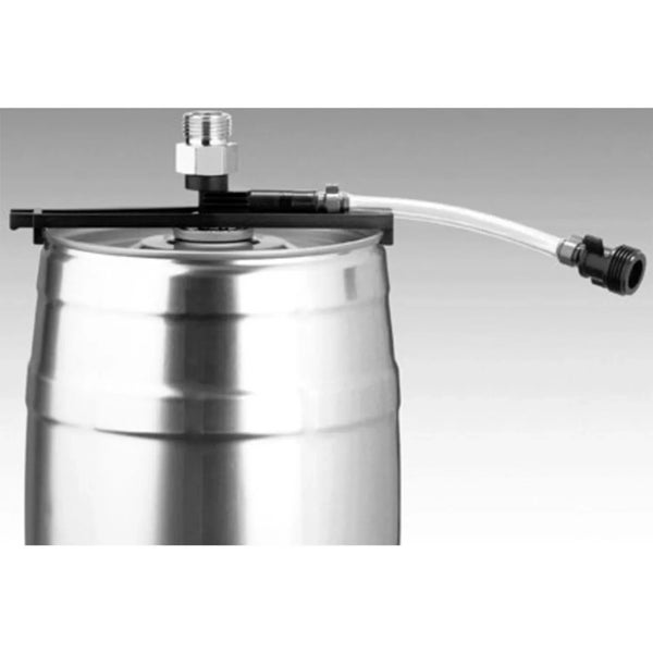 Zapfkopf für Bierfass mit Schlauch und Anschlussstück auf einem Metallfass