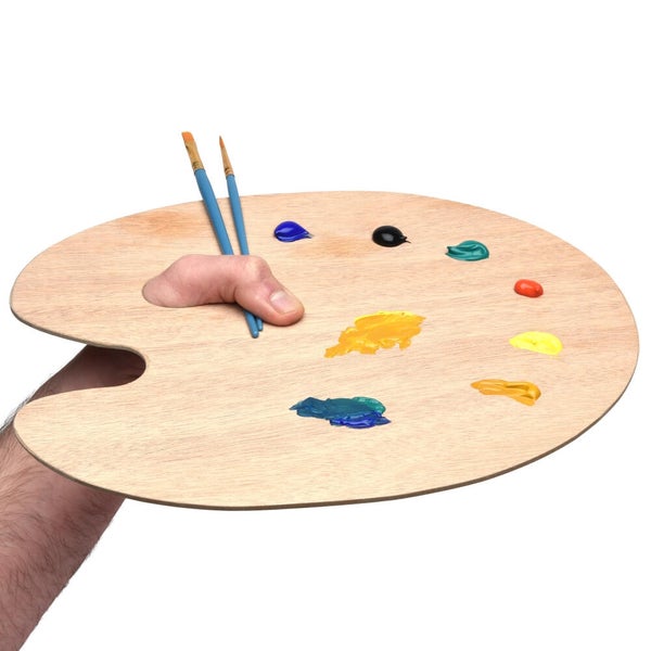 Holzpalette mit Farbtupfern und Pinsel in der Hand