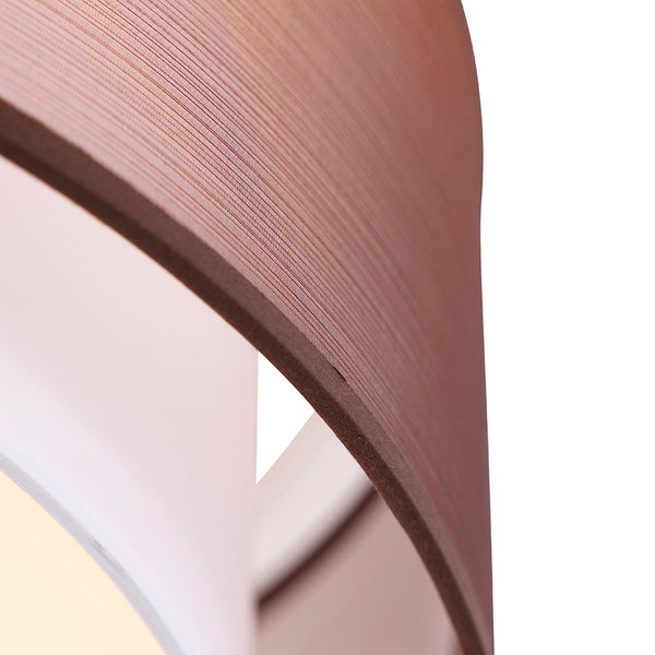 Nahaufnahme eines Stofflampenschirms mit feiner, gerippter Textur.