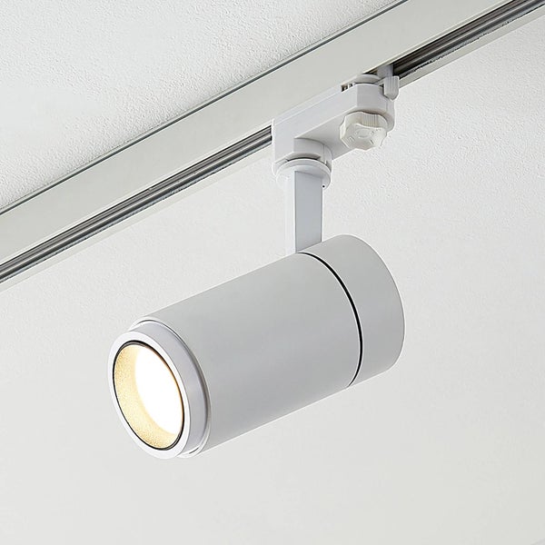 Weißer LED-Strahler für Schienensysteme, zylindrisches Gehäuse, schwenkbar und an einer Deckenschiene befestigt.