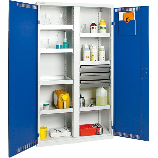 Chemikalienschrank mit zwei offenen blauen Türen, Fachböden, Schubladen und verschiedenen Behältern für Gefahrstoffe.
