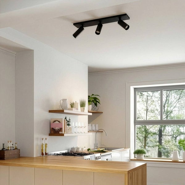 Deckenleuchte mit drei Strahlern in einer hellen Küche