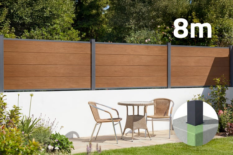 Sichtschutzzaun aus braunen Holz-Kunststoff-Paneelen mit grauen Metallpfosten auf einer weißen Mauer im Garten, 8 Meter Gesamtlänge.