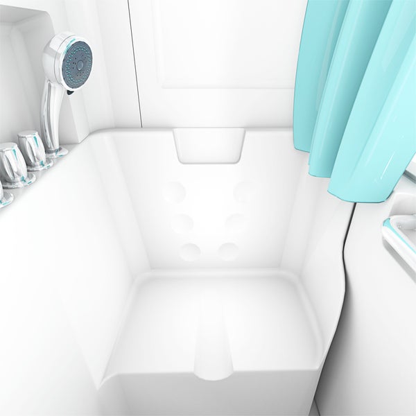 Innenansicht einer weißen Sitzbadewanne mit Handbrause, Armaturen und einem hellblauen Duschvorhang.