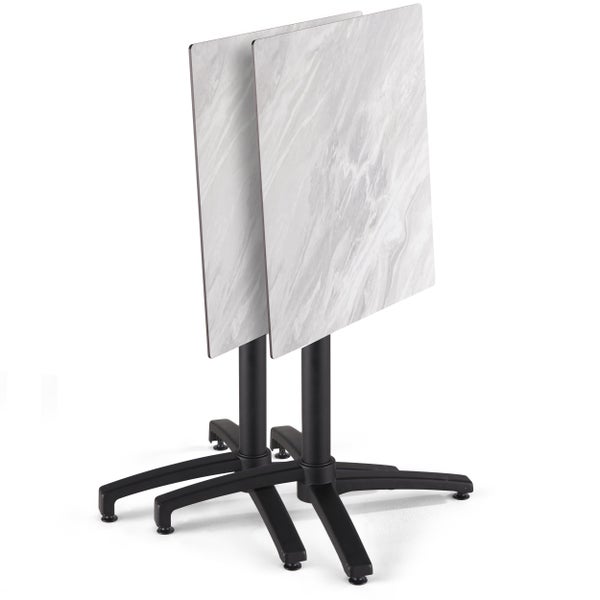 Zwei Bistrotische mit quadratischen Tischplatten in Marmoroptik und klappbaren Metallgestellen in Schwarz.