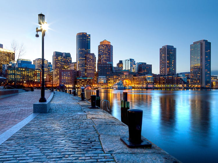 Skyline von Boston mit Hafenanlage im Abendlicht