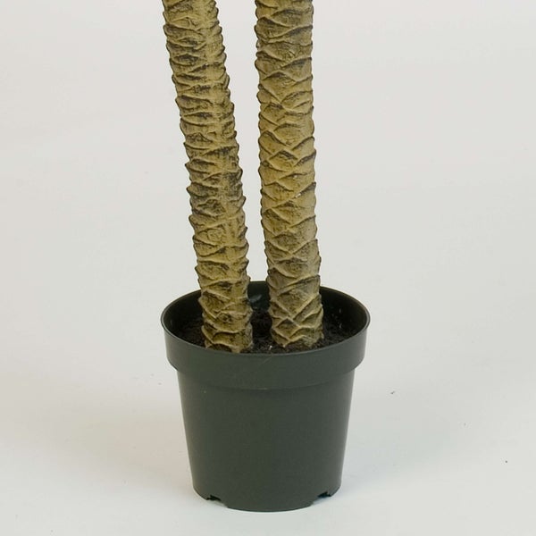 Künstliche Palme mit zwei Stämmen in schwarzem Kunststofftopf, grüne Kunstpflanze für die Innendekoration.