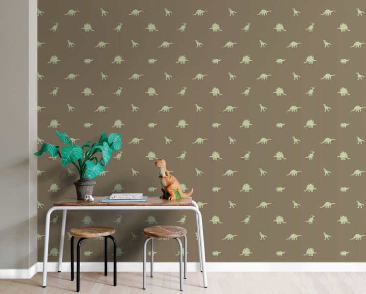 Raum mit Dinosaurier-Tapete, Tisch und Hockern.