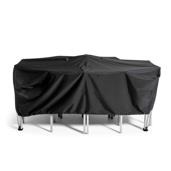 Schwarze Schutzhülle für Gartenmöbelsets aus Tisch und Stühlen.