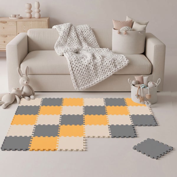 Spielteppich aus ineinandergreifenden Puzzleteilen in einem Wohnzimmer mit Sofa und Spielzeugaufbewahrung für Kinder.
