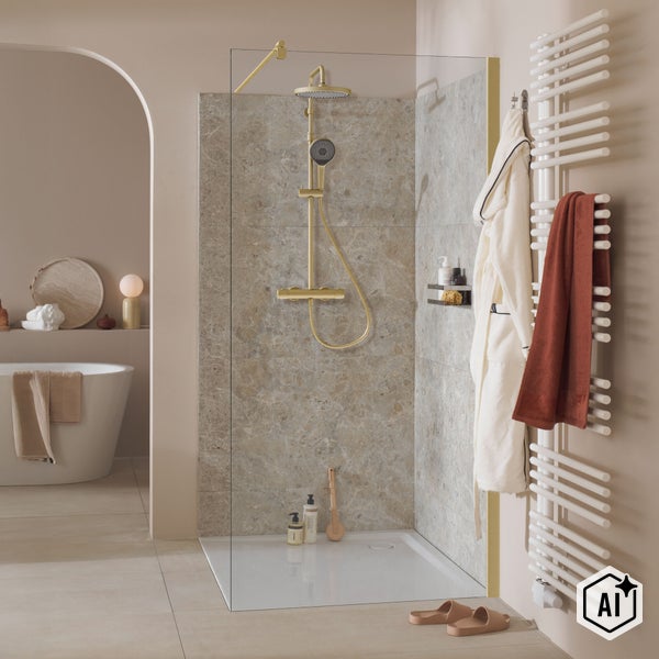 Modernes Badezimmer mit begehbarer Dusche, goldfarbener Armatur, Wandfliesen in Steinoptik, weißer Duschwanne und einem Handtuchheizkörper.