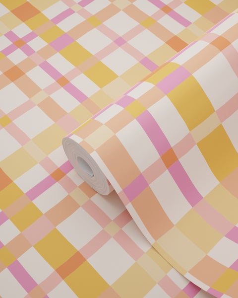 Tapetenrolle mit Karomuster in Rosa, Gelb, Orange und Weiß.