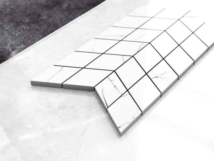 Mosaikfliese in Marmoroptik mit Pfeilmuster, weiß mit grauer Maserung.