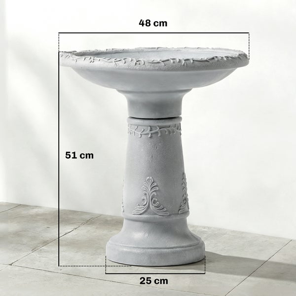 Graue Vogeltränke aus Beton mit Verzierungen, Höhe 51 Zentimeter, Durchmesser 48 Zentimeter, Standfuß 25 Zentimeter.