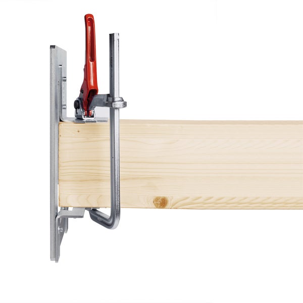 Ein Hebelzwingen Set montiert an einem Holzbalken für Schalungsarbeiten.